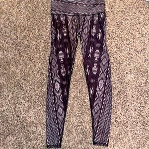 Teeki black and white patterned yoga pants. Size small.